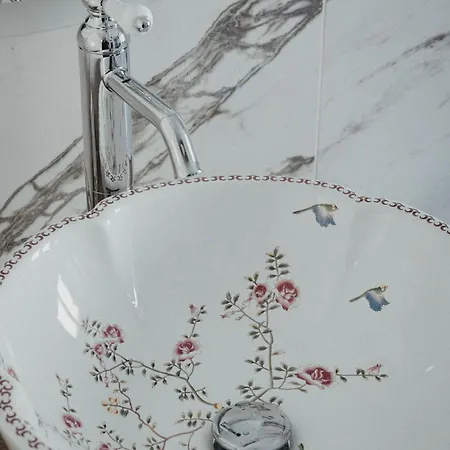 Loft - Lady Violet Bridgetown Balneo